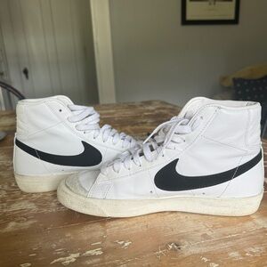 Nike woman’s blazer mid 77 black/white 8.5! Super well maintained!